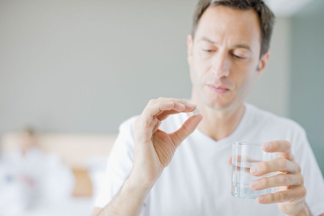 Un uomo prende l'urosaf dalla prostatite